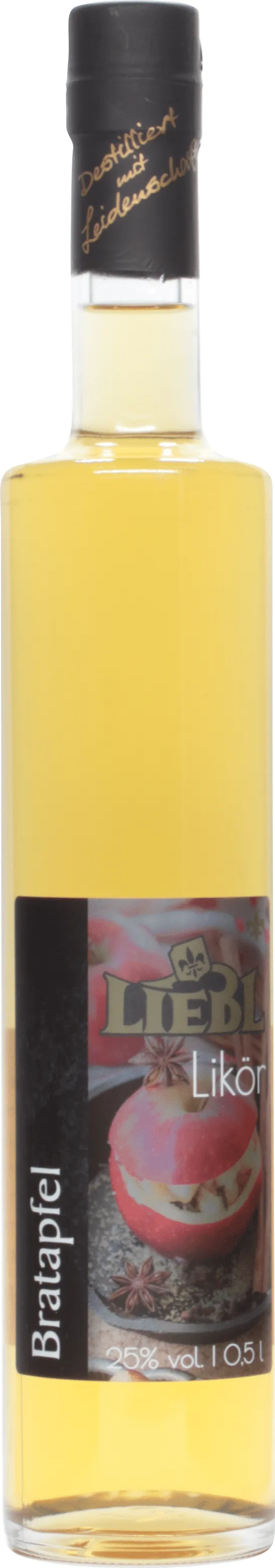Eine Flasche Bratapfellikör mit 25%vol. vor einem winterlichen Hintergrund mit Äpfeln und Zimtstangen