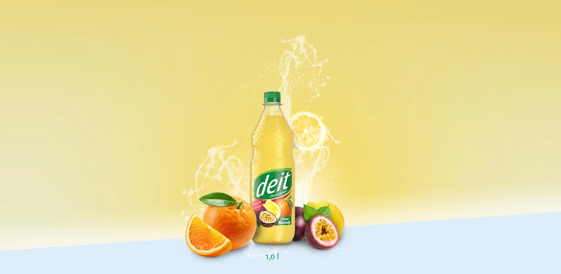 Eine Flasche DEIT Citrus-Maracuja umgeben von Zitronen, Orangen und Maracujas. Der Alt-Text lautet: Exotische Geschmackskombination: DEIT Citrus-Maracuja vereint Zitrone, Orange und Maracuja zu einem erfrischenden, zuckerfreien Genuss.
