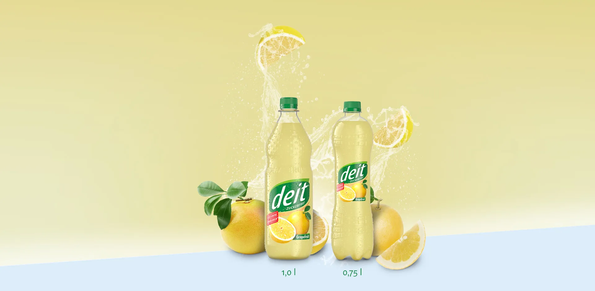 Eine Flasche DEIT Grapefruit vor einem Hintergrund aus Grapefruits. Der Alt-Text lautet: DEIT Grapefruit: Herb-frische Erfrischung für den ganzen Tag, zuckerfrei und mit dem vollen Geschmack sonnengereifter Grapefruits.