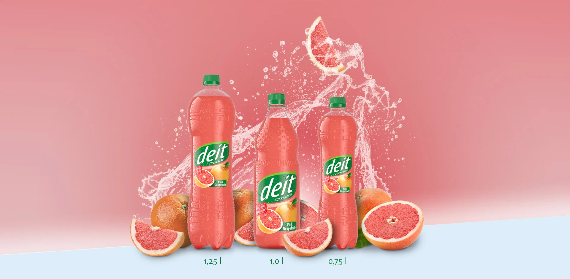 Eine Flasche DEIT Pink Grapefruit vor einem Hintergrund aus rosa Grapefruits. Der Alt-Text lautet: DEIT Pink Grapefruit: Spritzige Erfrischung mit herbem Grapefruit-Geschmack und leuchtender Farbe, ideal für einen energiegeladenen Tag – zuckerfrei!