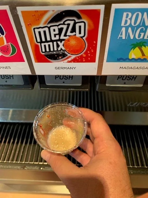 Eine Flasche Mezzo Mix bei der Coca-Cola Experience in Atlanta, ein beliebtes deutsches Erfrischungsgetränk.