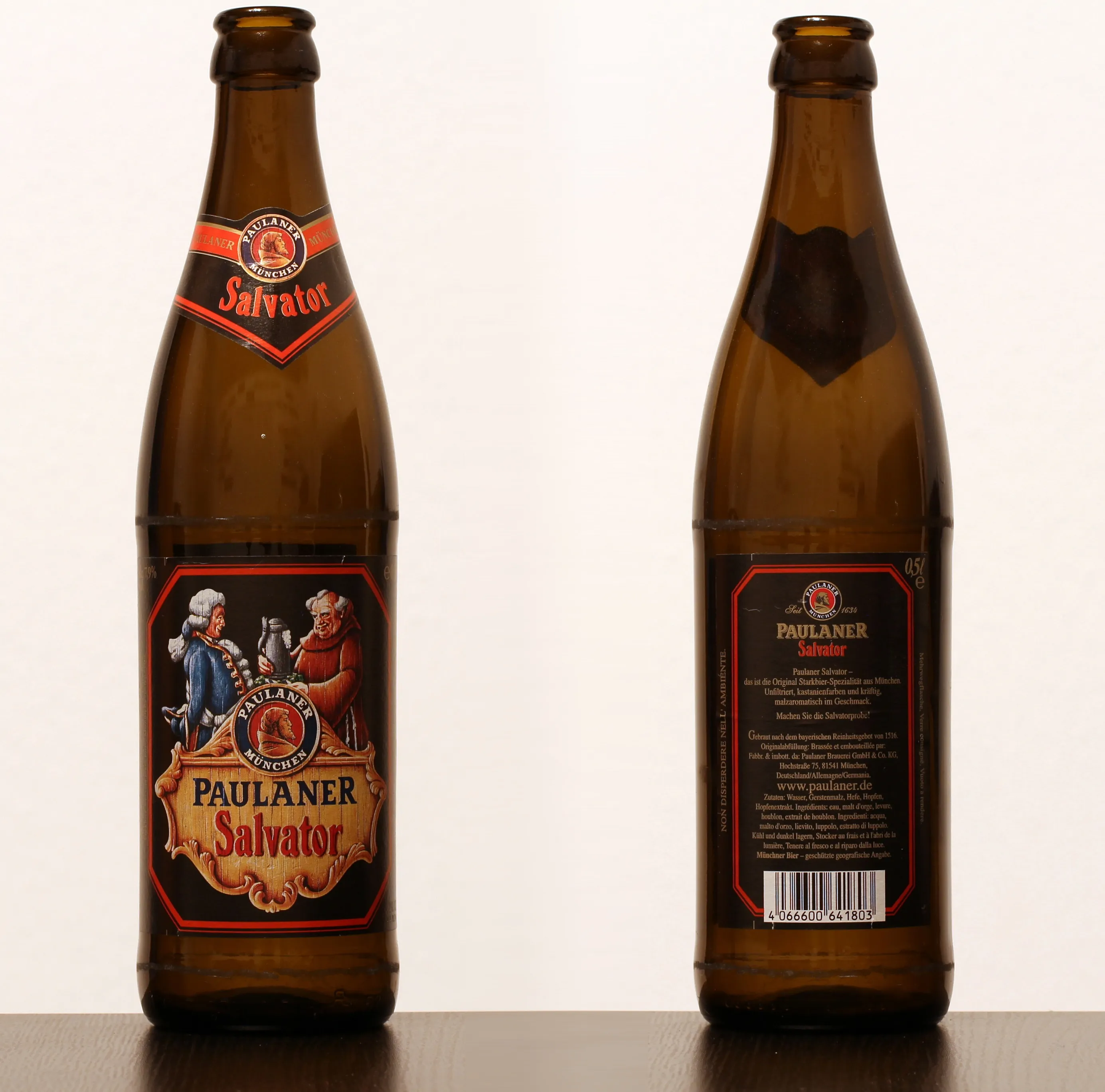 Eine Flasche Paulaner Salvator, der berühmte &quot;Retter&quot; der Durstigen, mit seinem markanten Etikett.