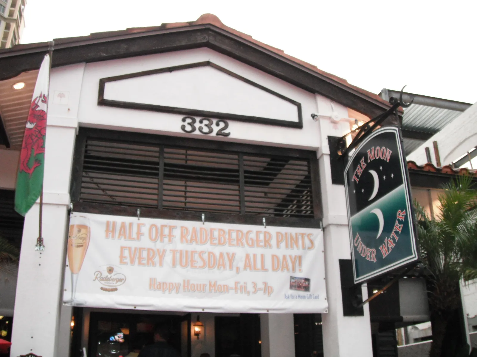 Eine Flasche Radeberger Bier in Saint Petersburg, Florida, symbolisiert die globale Präsenz der Marke.