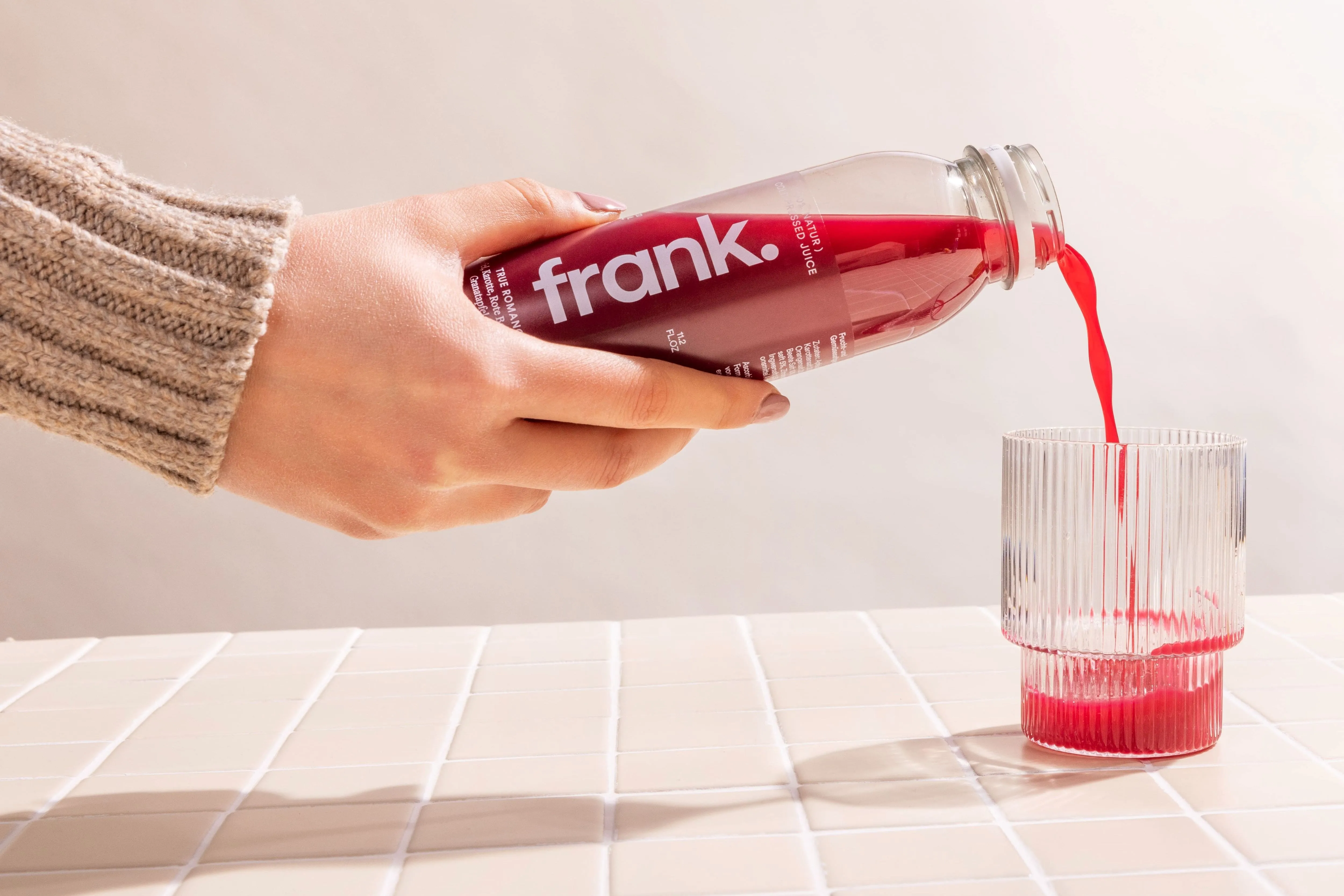 Eine Flasche True Romance Saft mit Rote Bete, Apfel, Karotte, Orange, Granatapfel und Ingwer.