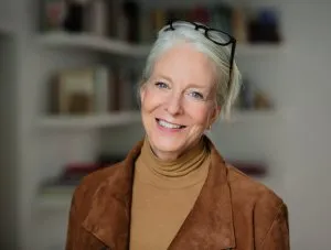 Eine Frau, die in einem Labor arbeitet