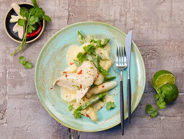 Eine Frau genießt eine Tasse Tee im Morgenlicht, Symbol für einen bewussten Start in den Tag