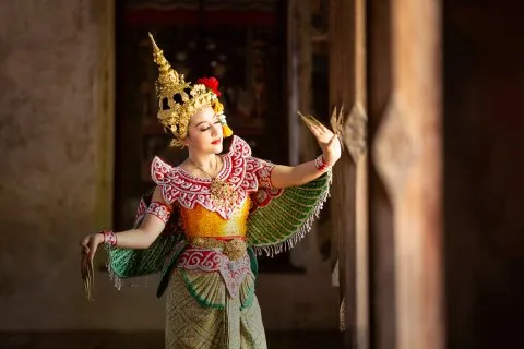 Eine Frau in traditioneller Kleidung vor einem Tempel in Kambodscha, ein kulturelles Highlight auf Asien-Flusskreuzfahrten.