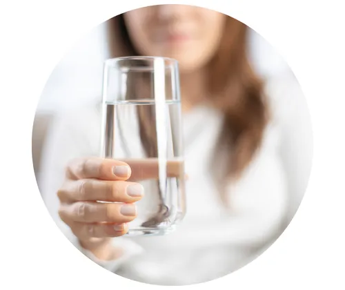 Eine Frau trinkt Wasser