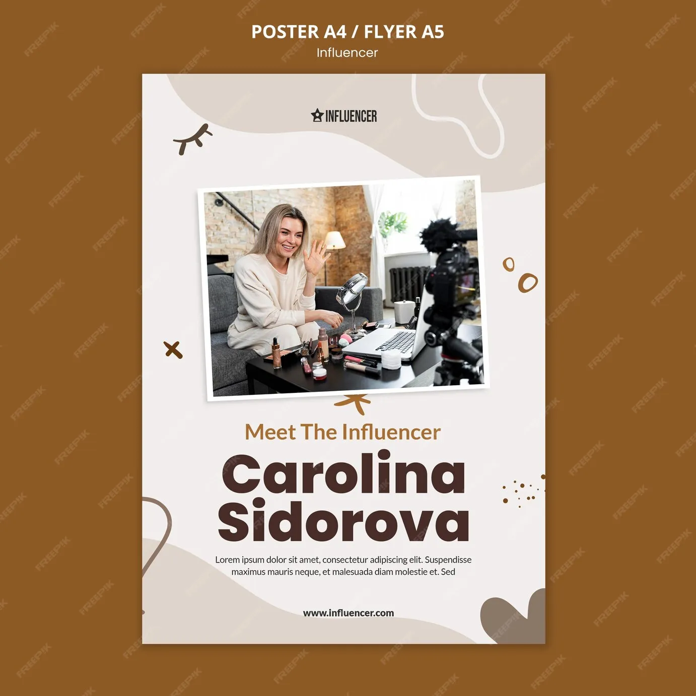 Eine Frau zeigt ihren geimpften Arm