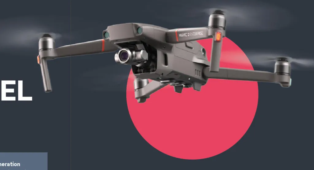 Eine freigestellte Drohne schwebt vor einer roten Ellipse auf einer dunklen InDesign Hintergrundfarbe. Die Ellipse hebt das Bild hervor und verleiht dem Layout zusätzliche Tiefe.