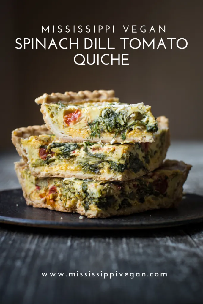 Eine frisch gebackene Spinat-Dill-Tomaten Quiche