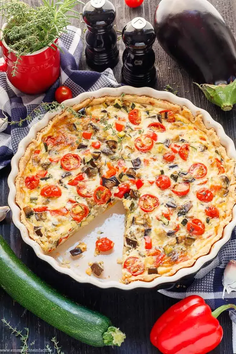 Eine frisch gebackene vegetarische Quiche mit goldbrauner Kruste