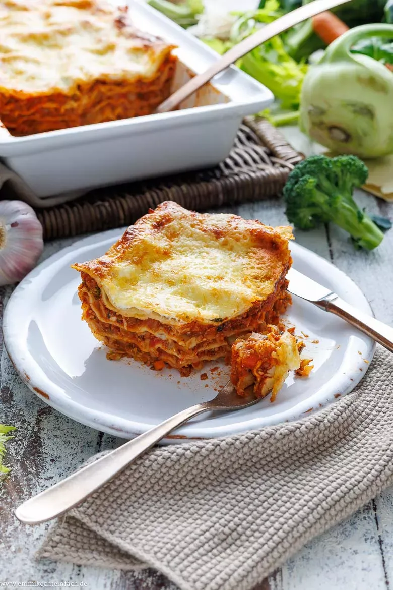 Eine frisch zubereitete Gemüselasagne, bereit zum Genießen
