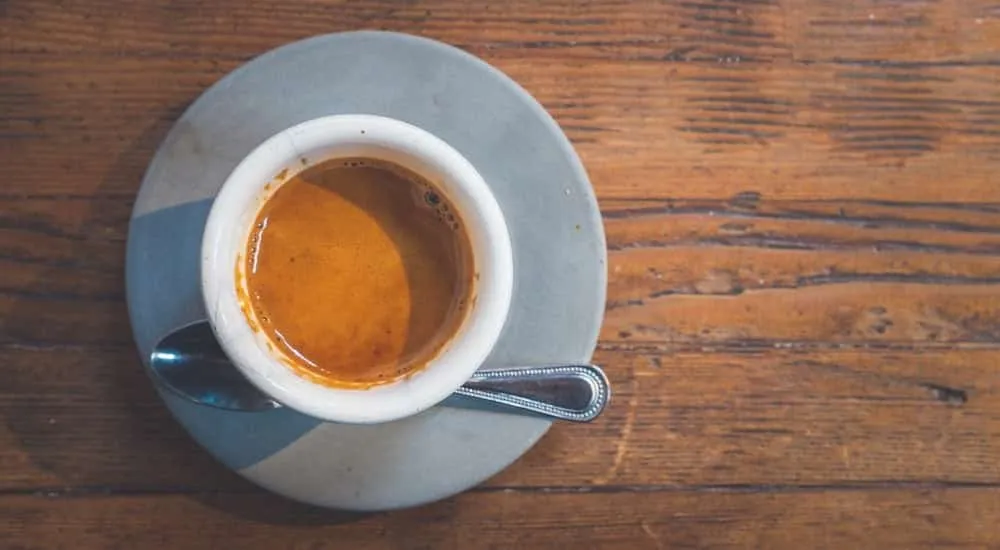 Eine frisch zubereitete Tasse Mokka oder &quot;Espresso Light&quot; aus einem italienischen Kaffeekocher