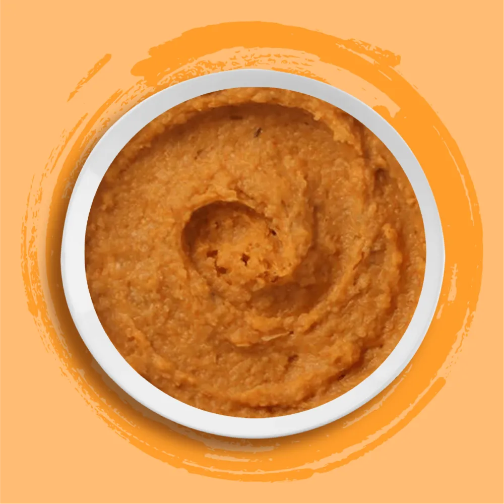 Eine frische Hummus-Platte mit Pita-Brot, ein überraschender Genuss nach einem Koora Live Football Spiel in Deutschland.