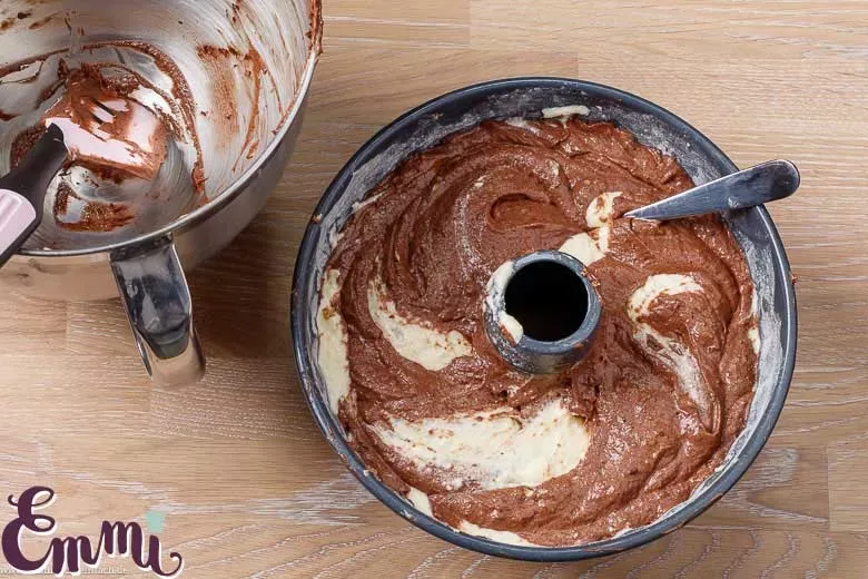 Eine Gabel wird spiralförmig durch den Teig gezogen, um das charakteristische Marmormuster für den traditionellen Kuchen zu erzeugen.