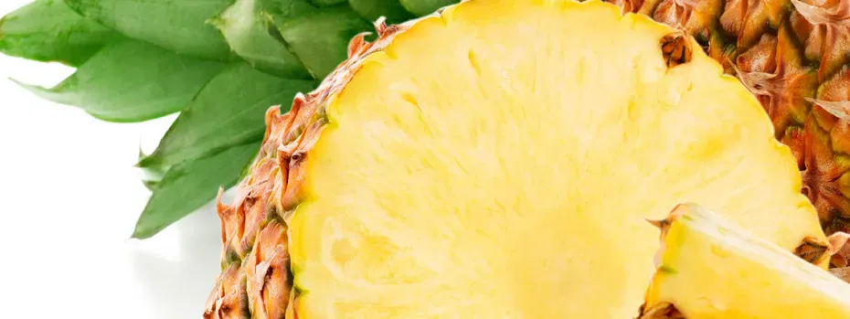 Eine geschnittene Ananas, deren Bromelin-Gehalt bei der Abschwellung und Entzündungshemmung von Halsschmerzen hilft.