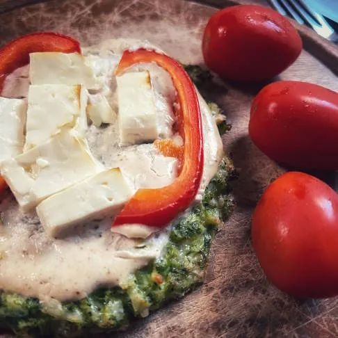 Eine gesunde Alternative zur klassischen Pizza: Brokkoli-Pizza, die mit Vitaminen punktet und zur Arthrose Ernährung passt.