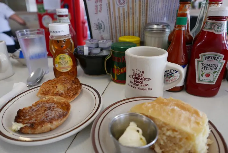 Eine gigantische Zimtschnecke mit Frosting, die an die üppigen deutschen Kaffeetafeln und Backtraditionen erinnert.