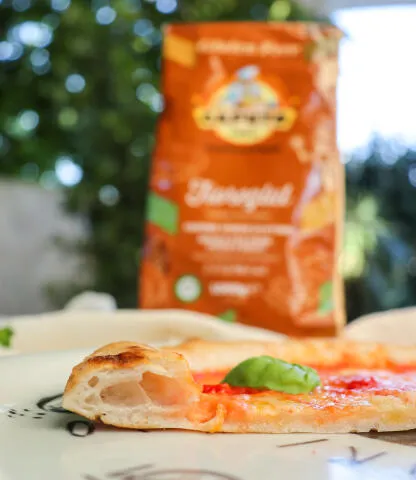 Eine glutenfreie Pizza, belegt mit frischen Zutaten, bereit zum Genuss.