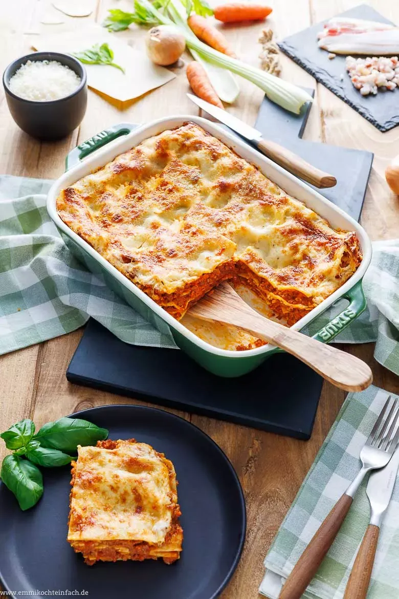 Eine goldbraun gebackene Lasagne, die dampfend aus dem Ofen kommt.