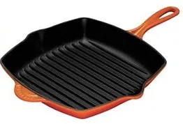 Eine Grillpfanne aus Gusseisen, bereit zum Anbraten von Auberginen für die Lammhaxe.