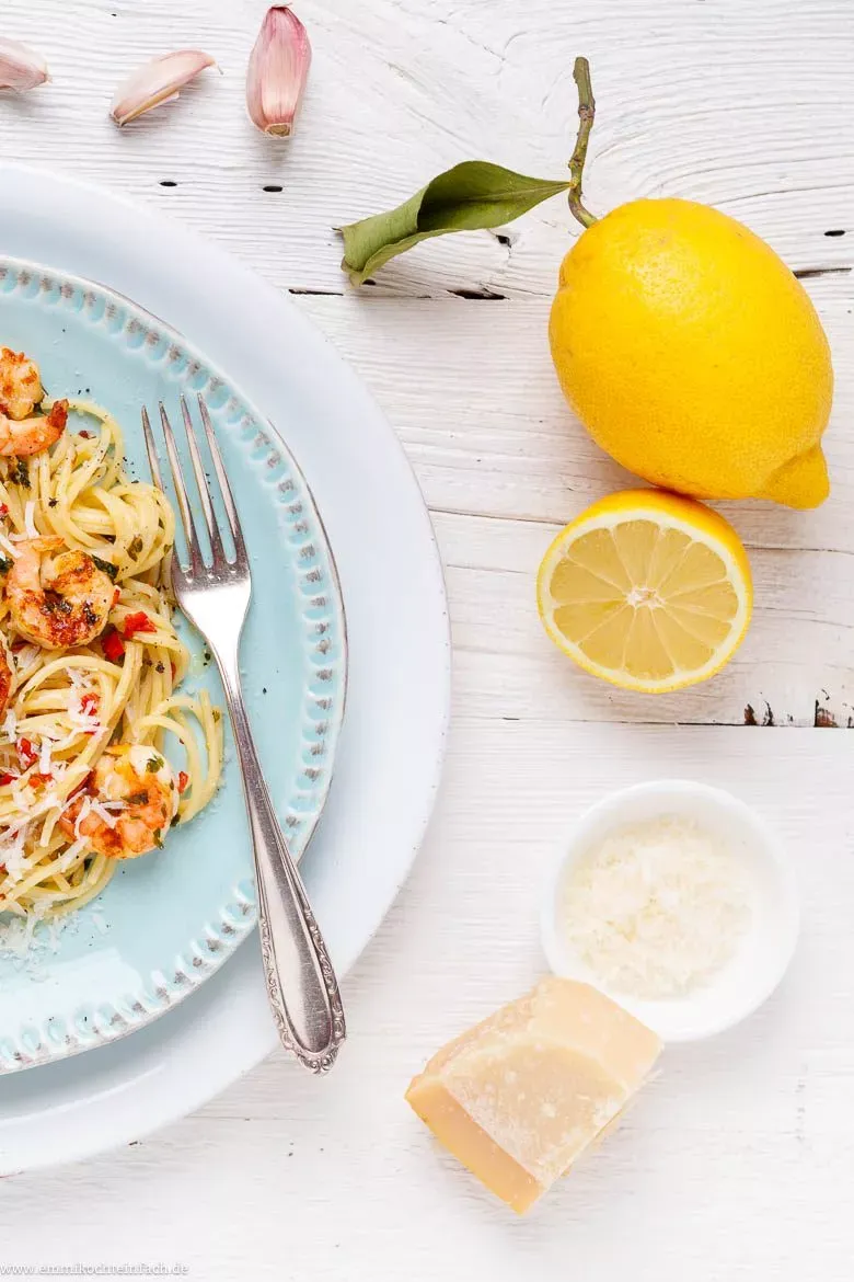 Eine große Portion Spaghetti mit Garnelen, Knoblauch und Chili in einer Pfanne, die die Einfachheit und Schnelligkeit dieses mediterranen Klassikers für deutsche Kochfans verdeutlicht.