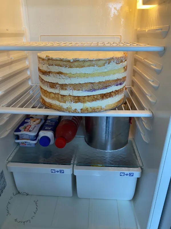 Eine große Torte im Kühlschrank vor dem Außeneinstrich, um maximale Stabilität zu gewährleisten.