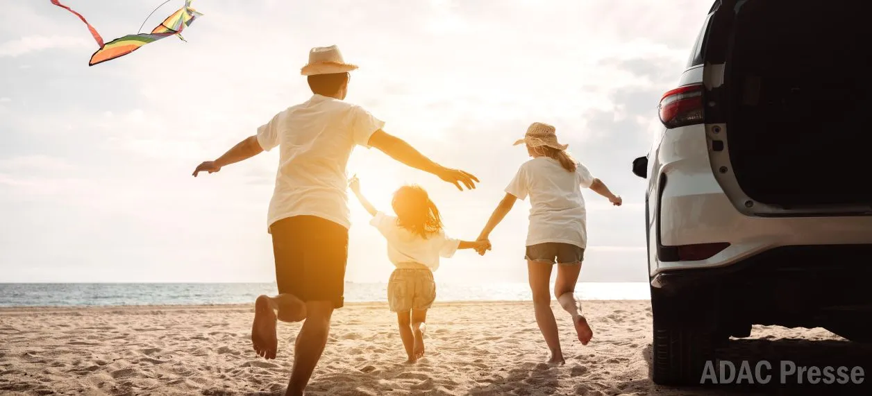 Eine Gruppe glücklicher Reisender genießt verschiedene Urlaubsaktivitäten am Strand, in der Stadt und in den Bergen, symbolisch für vielfältige ADAC Reisetipps und Sommertrends.