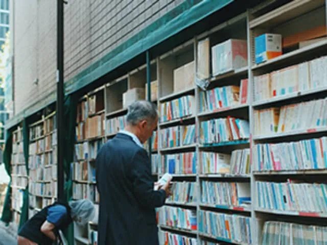 Eine Gruppe glücklicher Senioren auf einer begleiteten Reise