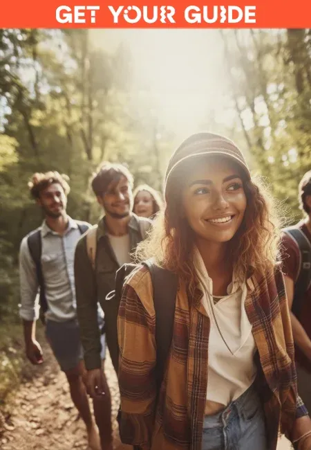 eine Gruppe junger Leute wandern