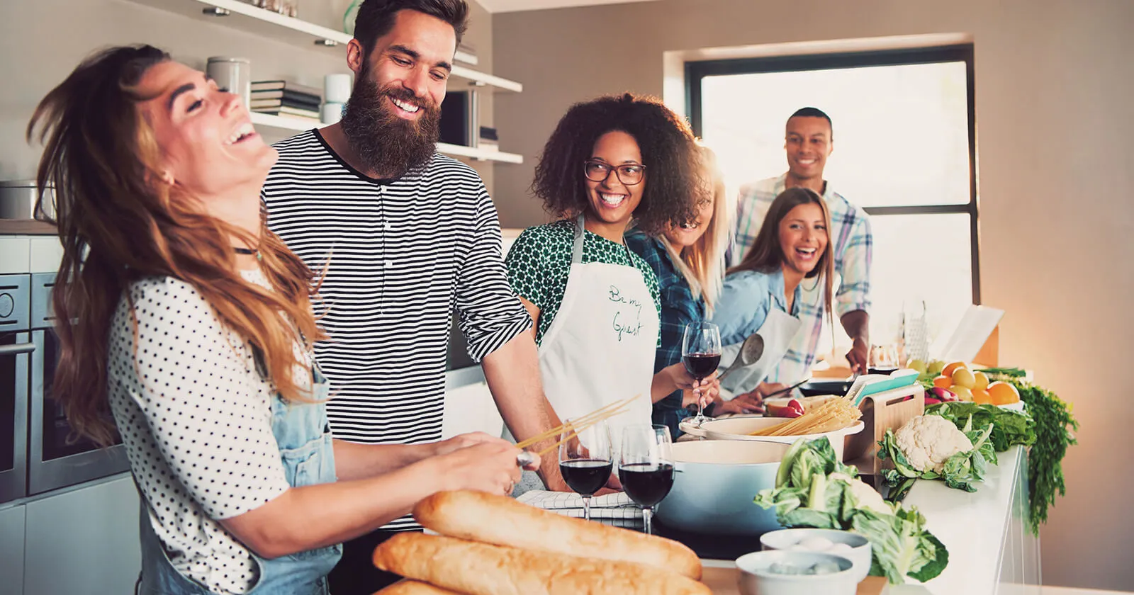 Eine Gruppe kocht mit Hausmitteln gegen Sodbrennen.