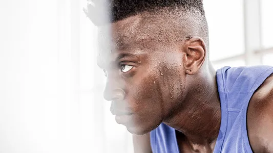 Eine Gruppe von Menschen absolviert ein dynamisches RPM-Training auf Fahrrädern.