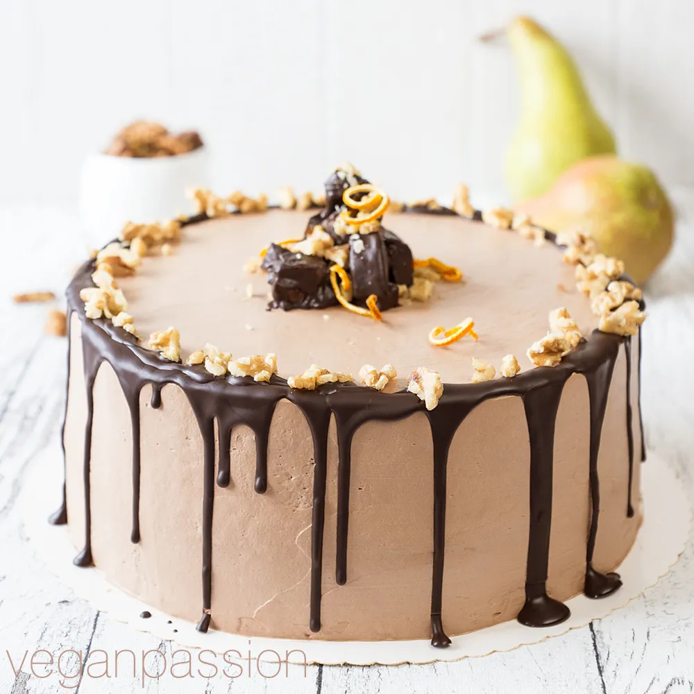 Eine halbe Schoko Birne Sahne Torte, die auf einem Teller liegt, daneben eine Gabel und ein Glas Milch