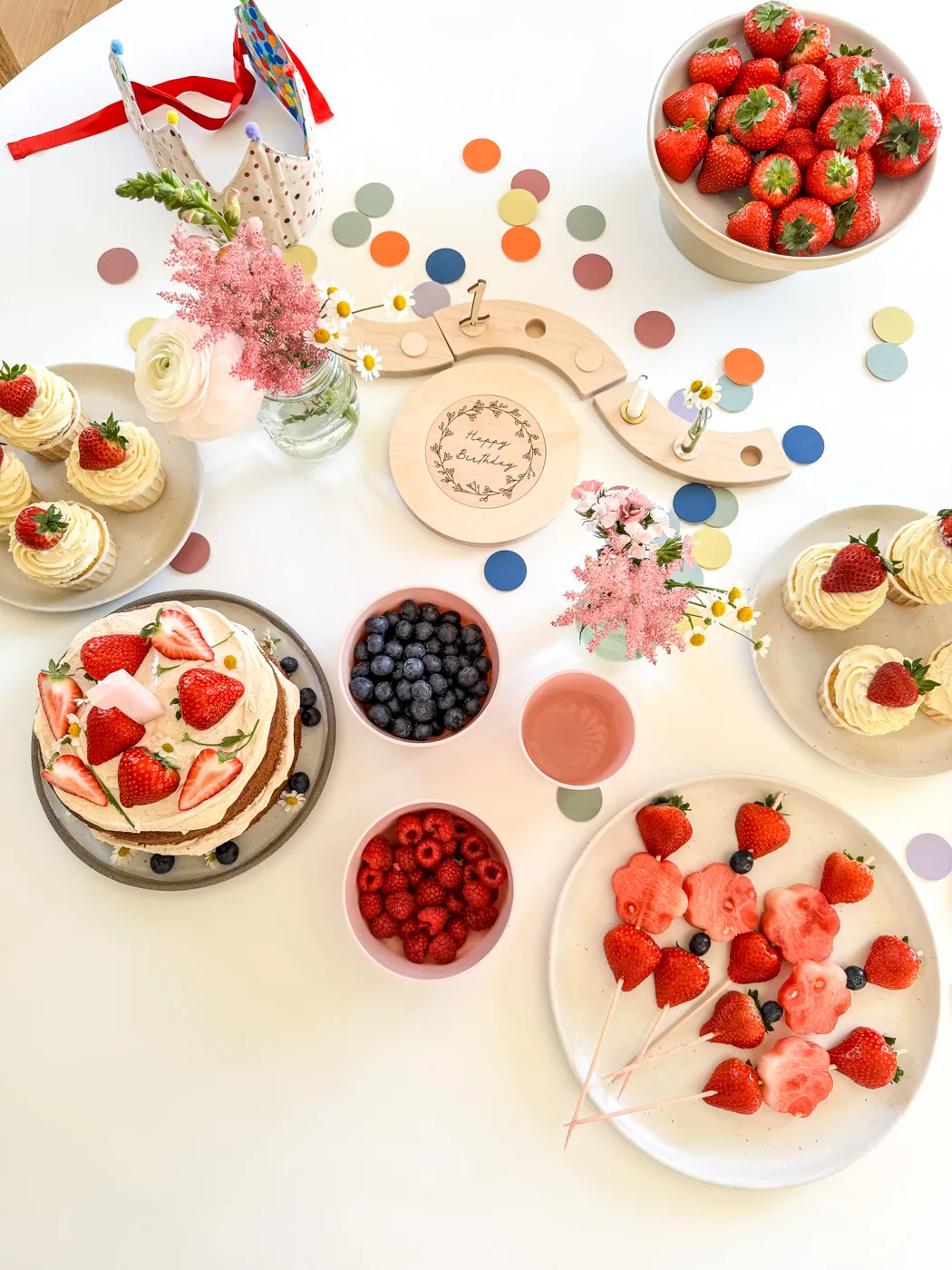 Eine Hand, die einen kleinen Kuchen mit Creme und Früchten hält