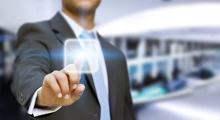 Eine Hand mit einem leuchtenden digitalen Quadrat, das verschiedene Berufe symbolisiert.