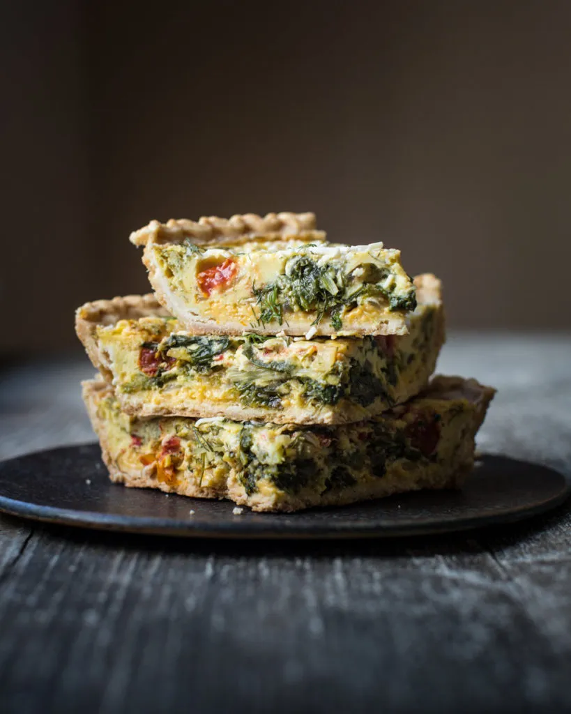 Eine herzhafte Tempeh-Speck-Schalotten Quiche