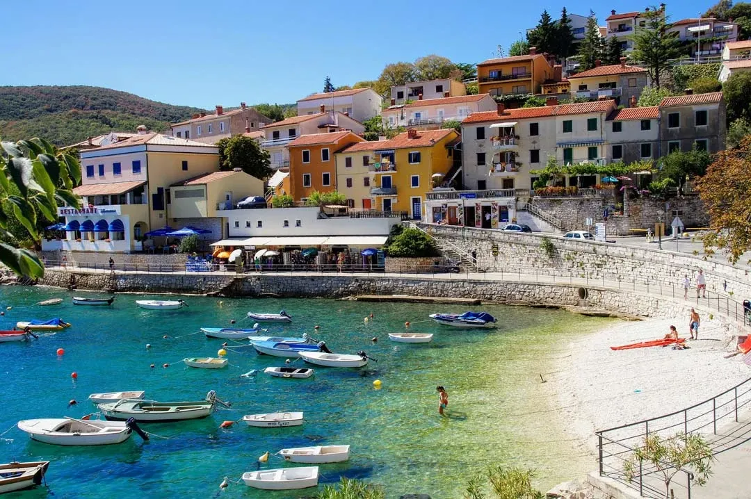 Eine idyllische Szene in Istrien, Kroatien, mit einer malerischen Küstenstadt und klarem Wasser.