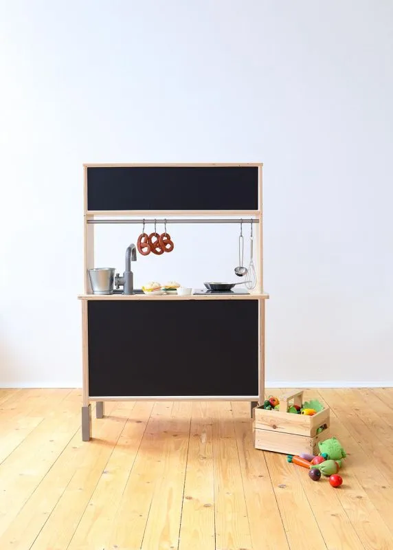 Eine IKEA DUKTIG Kinderküche mit Kreidetafel-Rückwandfolie, unbeschriftet und bereit für die Kreativität der Kinder