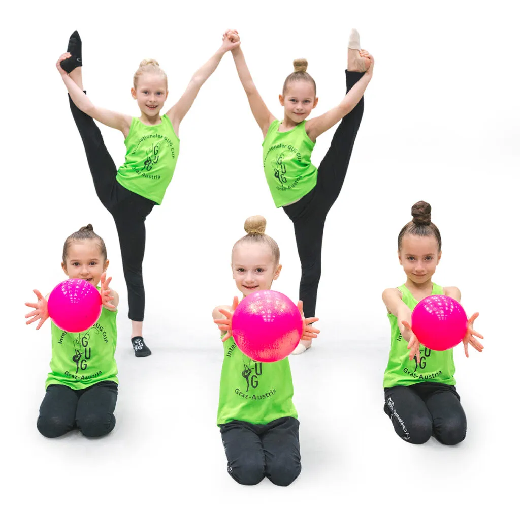Eine junge Gymnastin der GUG Graz präsentiert eine Übung mit dem Ball.