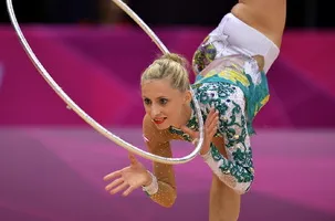 Eine junge Gymnastin zeigt ihr Können mit dem Reifen