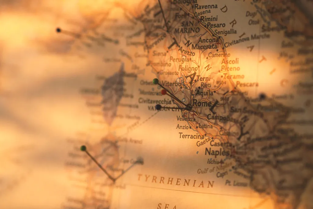 Eine Karte der Welt mit verschiedenen Reisezielen, dargestellt durch bunte Pins und Icons