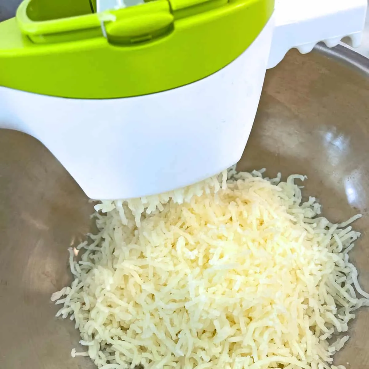 Eine Kartoffelpresse ist ein unverzichtbarer Helfer für cremige Kartoffelklöße