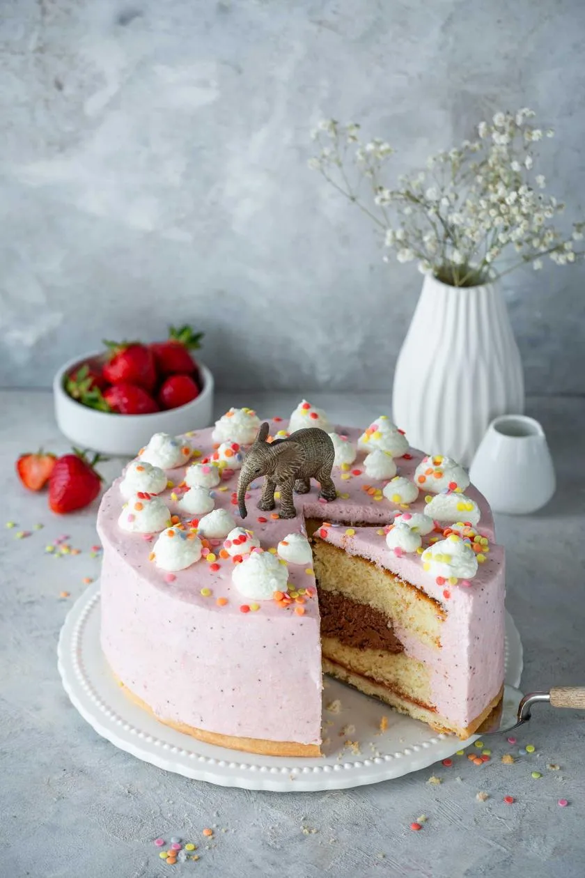 Eine klassische Benjamin Blümchen Torte mit Biskuitboden und doppelter Cremefüllung