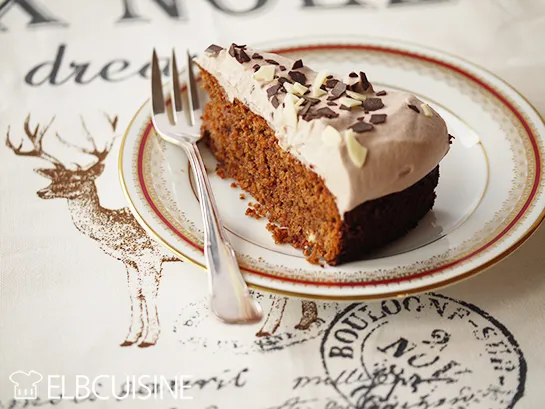 Eine köstliche Amarettini Schokolade Sahne Torte, verziert mit Schokostreuseln, bereit zum Servieren.