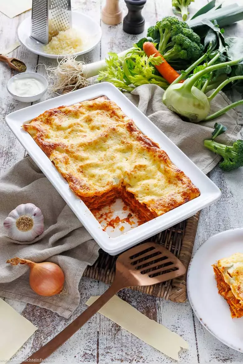 Eine köstliche Gemüselasagne, bereit zum Servieren
