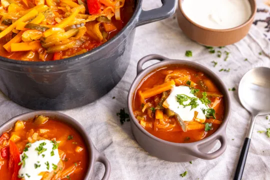 Eine köstliche Schale vegetarische Soljanka, fertig zum Servieren mit frischen Kräutern