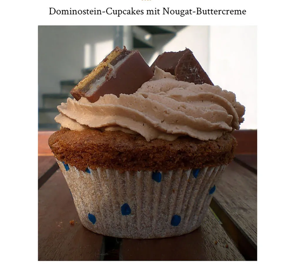 Eine Kreation: Dominostein-Cupcakes, inspiriert von traditionellen deutschen Weihnachtssüßigkeiten, als frühes Beispiel kreativer Backideen