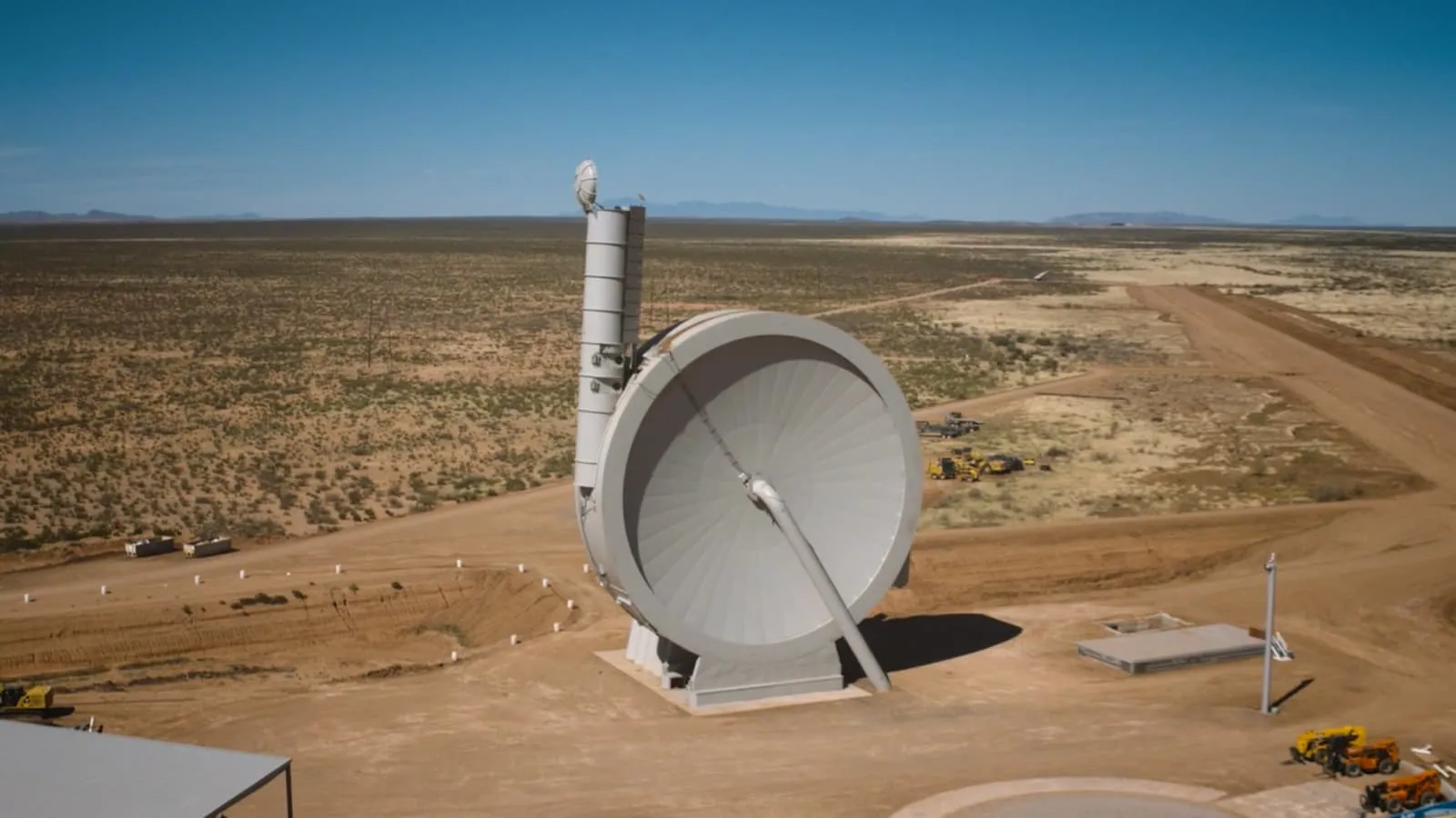 Eine kreisförmige Startanlage für Satelliten mit einem Satelliten in der Mitte, der zum Start bereit ist