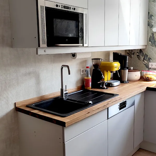 Eine Küche mit sehr hochwertig gefertigten neuen Fronten, die Langlebigkeit versprechen